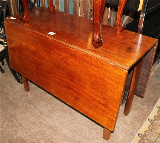 Georgian III mahogany drop leaf table(-)